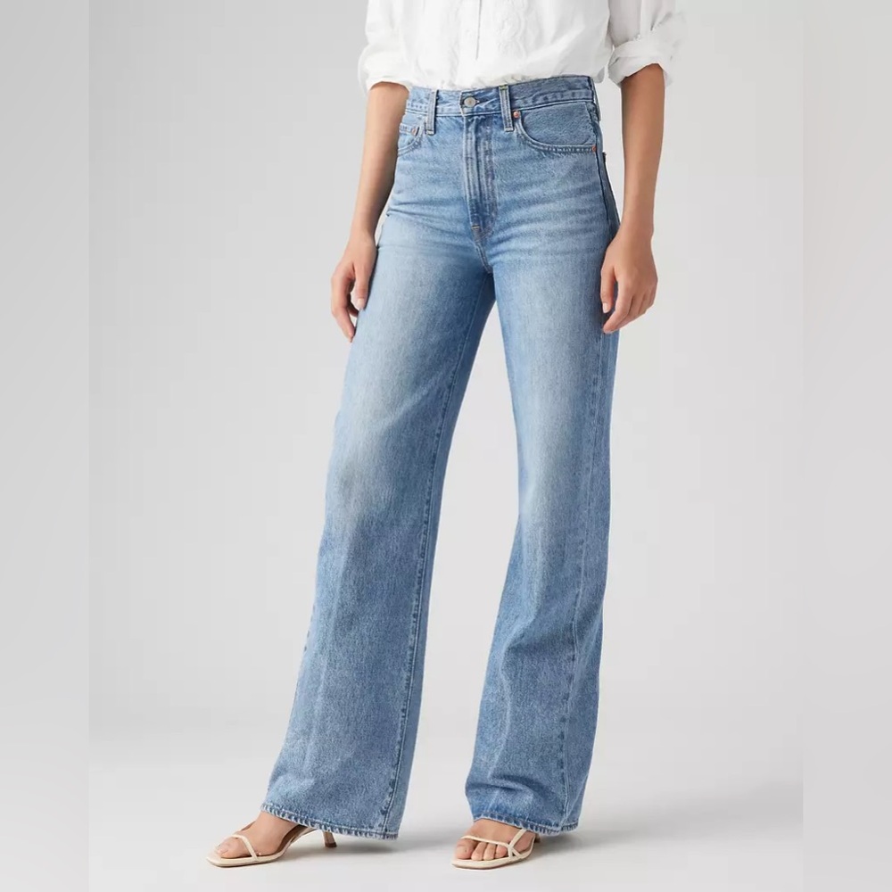 Levi's High-Rise Wide Leg Jeans - Light Blue Wash